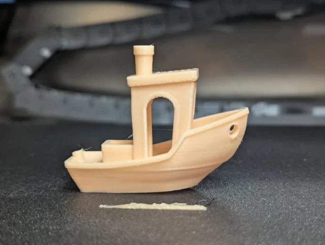 Und da ist das Ding! Klar, das Benchy ist mittlerweile absoluter Standard – viele mögen es langweilig finden, aber es bleibt einfach und effektiv, um neue Setups zu testen. Für ein generisches ABS-Profil ohne Kalibrierung kann sich das Ergebnis wirklich sehen lassen. Lediglich am Bug zeigt sich etwas Warping – da haben wir bei ABS nicht genug ans Heizbett gedacht.

Jetzt folgt die Feinabstimmung der Materialprofile – und dann ist unser System komplett einsatzbereit für die nächsten Projekte! Danke, dass ihr so gespannt dabei geblieben seid. // #mwservice3d #3druck #3ddrucker #3dprints #3ddruck #3dprinter #3dloesungen #3dprint #3dprinting #3dprinted #3dmodel #benchy #sovolsv08 #abs #erfolg #warping #update #erweiterung #funktionserweiterung #danke