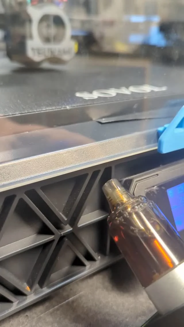Und los geht’s! Mit unserer kleinen Mini-Nebelmaschine blasen wir etwas Rauch ins Gehäuse – und schon jetzt sieht man: Der Abzug funktioniert richtig gut. Selbst bei minimalem Soll wird der Rauch zuverlässig eingesaugt. Die Absaugung sitzt diagonal oben, etwa 50 cm vom Druckbett entfernt. Alles läuft wie geplant. Und jetzt: Auf zum Benchy-Test! // #mwservice3d #3druck #3ddrucker #3dprints #3ddruck #3dprinter #3dloesungen #3dprint #3dprinting #3dprinted #test #rauchabzug #nebelmaschine #smoke #abluft