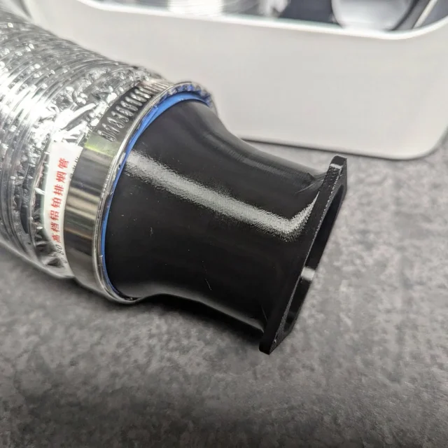 Der Aluflexschlauch mit 80 mm Durchmesser passt wie geplant und lässt sich sauber anschließen – ein wichtiger Schritt für die Rauchabsaugung. Als Nächstes folgt die Montage des Flanschs direkt am Drucker. Das Ganze nimmt langsam richtig Form an. Bleibt dran – bald gibt's mehr! // #mwservice3d #3druck #3ddrucker #3dprints #3dprints #3ddruck #3dprinter #3dloesungen #3dprint #3dprinting #3dprinted #3dmodel #gst3d #pla #update #erweiterung #funktionserweiterung #druckerupdate #flansch